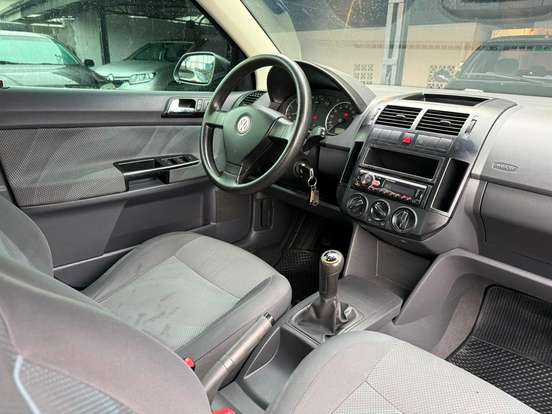 VOLKSWAGEN-POLO SEDAN-2011