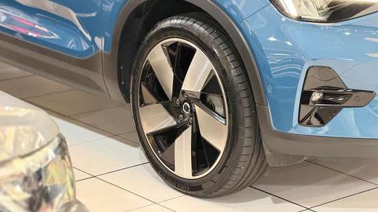 VOLVO-C40-2023