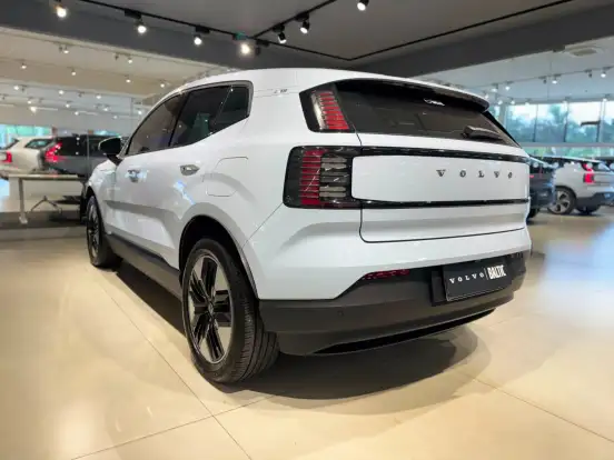 VOLVO-EX30-2024