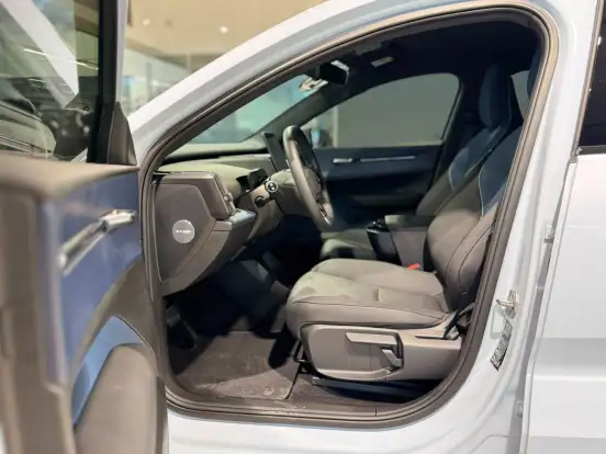 VOLVO-EX30-2024