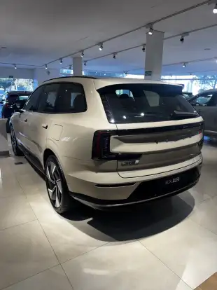 VOLVO-EX90-2025