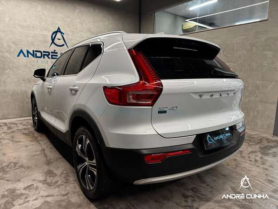 VOLVO-XC40-2021