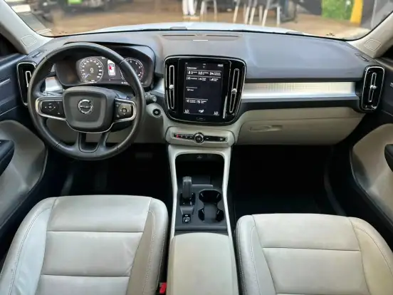 VOLVO-XC40-2020