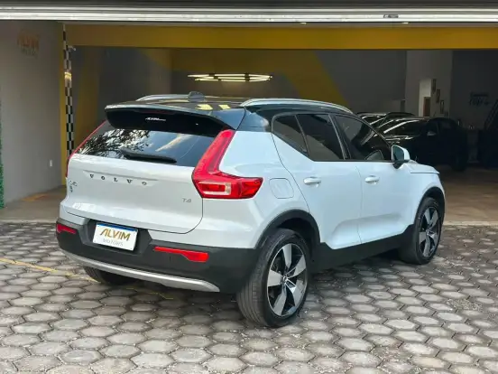 VOLVO-XC40-2020