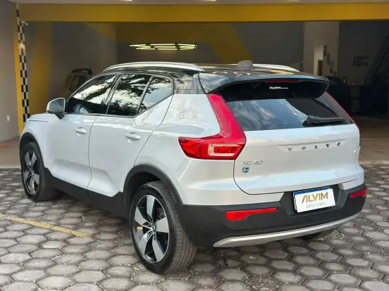 VOLVO-XC40-2020