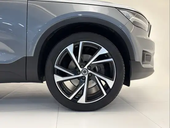 VOLVO-XC40-2018