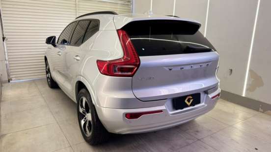 VOLVO-XC40-2018