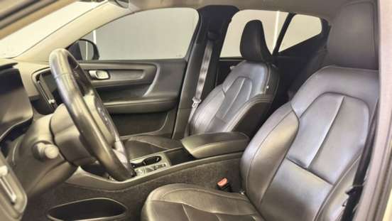 VOLVO-XC40-2018
