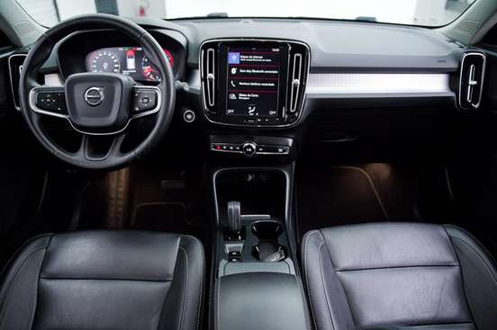 VOLVO-XC40-2019