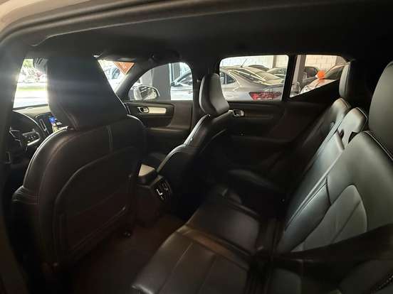 VOLVO-XC40-2018