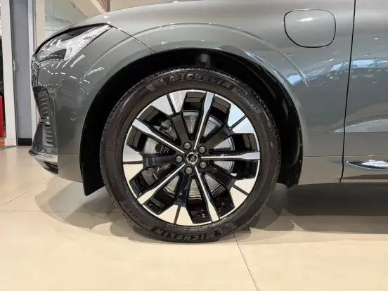 VOLVO-XC60-2025