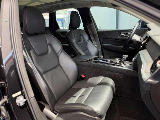 VOLVO-XC60-2020