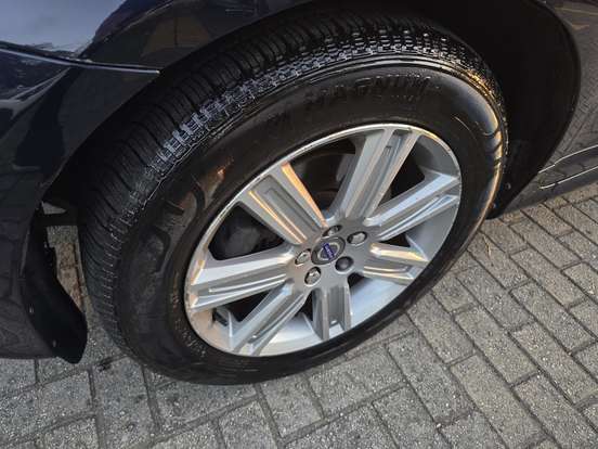 VOLVO-XC60-2017