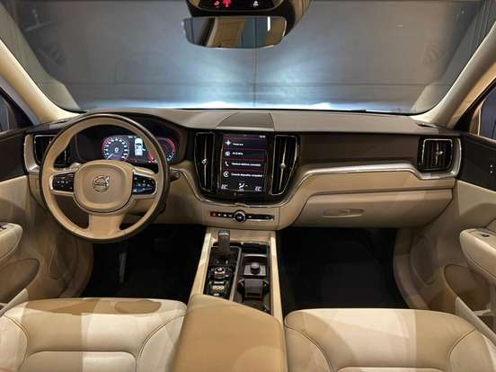 VOLVO-XC60-2021