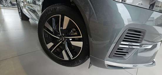 VOLVO-XC60-2025