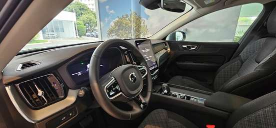 VOLVO-XC60-2025