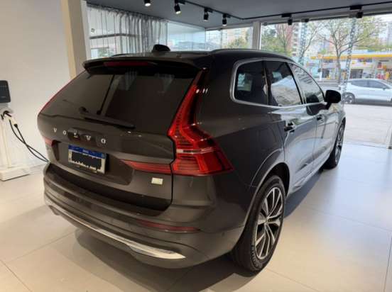 VOLVO-XC60-2023