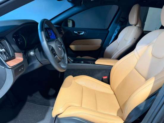 VOLVO-XC60-2023