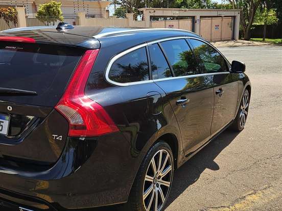 VOLVO-V60-2.0 T4 MOMENTUM GASOLINA 4P AUTOMÁTICO VOLVO-V60-2017