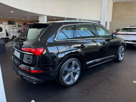 AUDI-Q7-2025