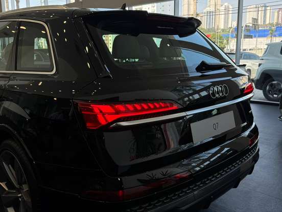AUDI-Q7-2025