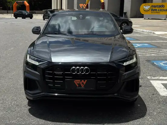 AUDI-Q8-2022
