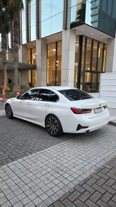 BMW-320i-2021