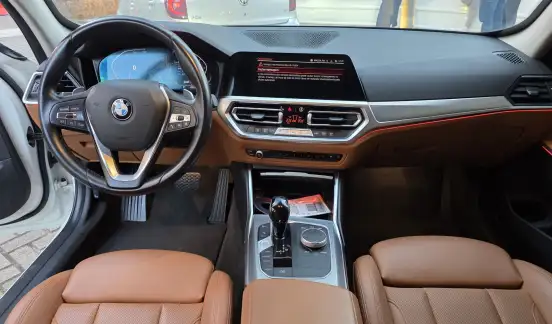 BMW-320i-2021
