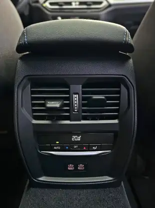 BMW-320i-2023