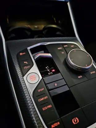 BMW-320i-2023