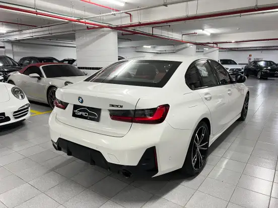 BMW-320i-2023