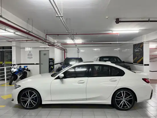 BMW-320i-2023