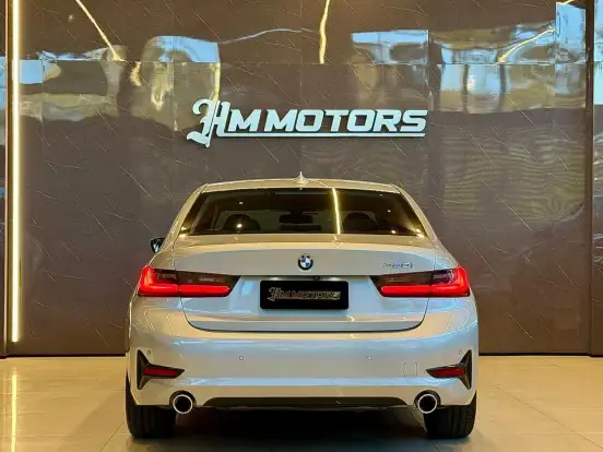 BMW-320i-2020