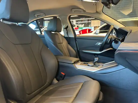 BMW-320i-2020
