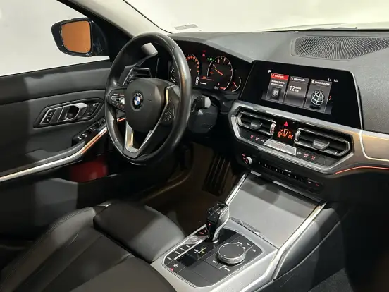 BMW-320i-2019
