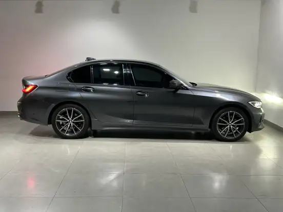 BMW-320i-2019