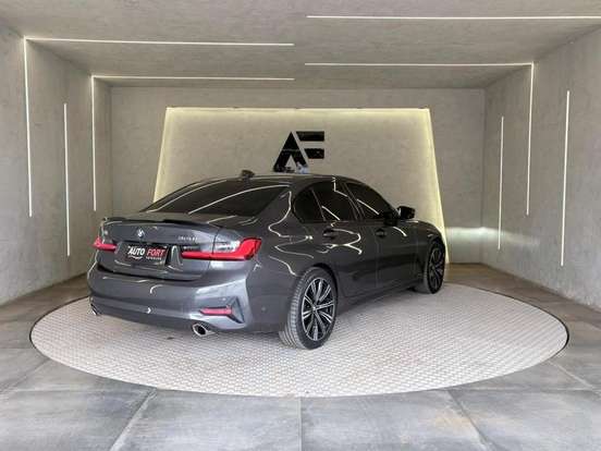 BMW-320i-2020