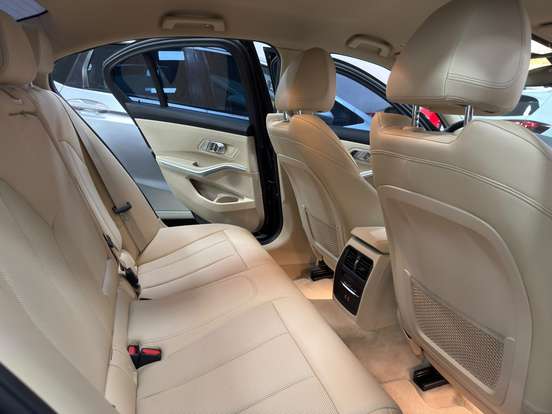 BMW-320i-2022