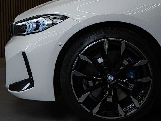 BMW-320i-2024