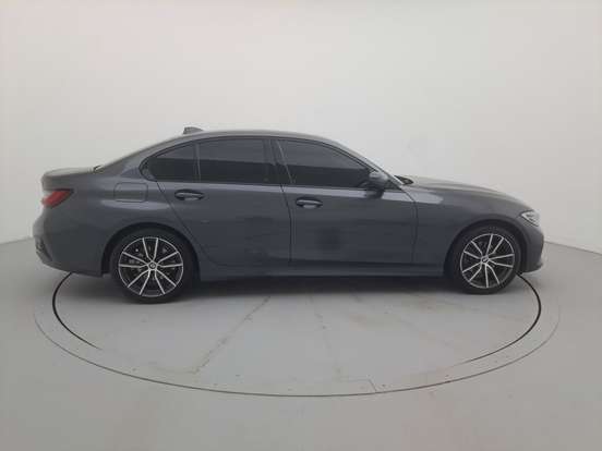 BMW-320i-2021