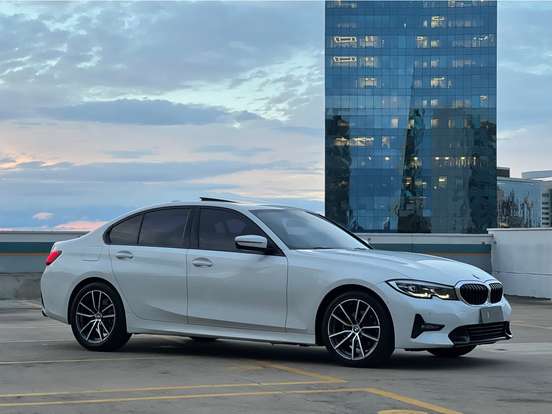 BMW-320i-2022