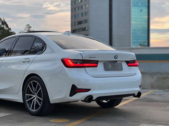BMW-320i-2022