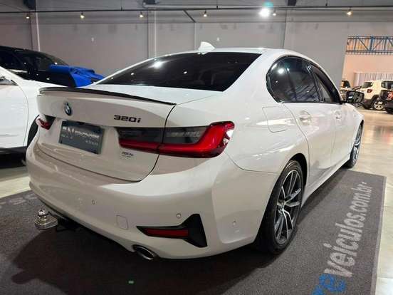 BMW-320i-2019