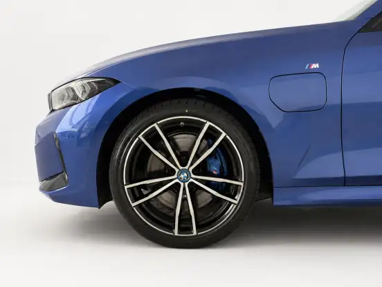 BMW-330e-2022