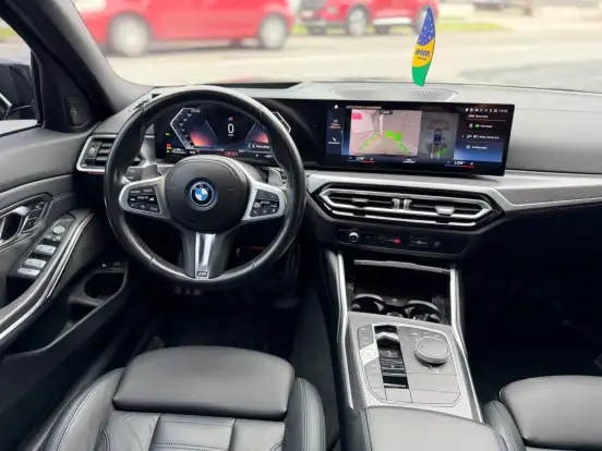 BMW-330e-2024