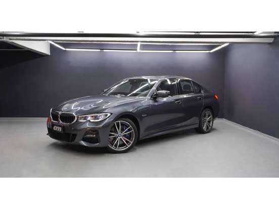 BMW-330e-2022