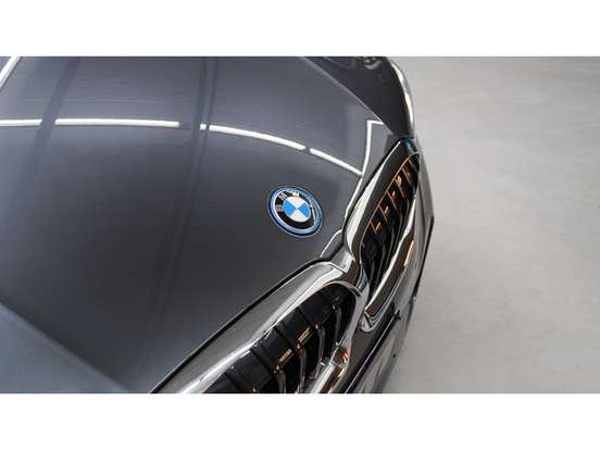 BMW-330e-2022