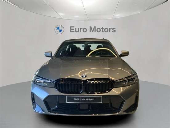 BMW-330e-2026