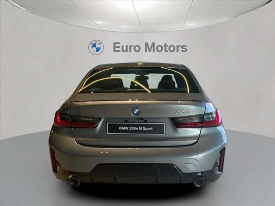 BMW-330e-2026