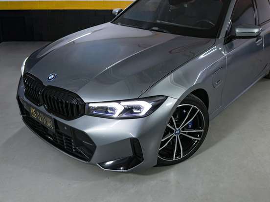 BMW-330e-2023